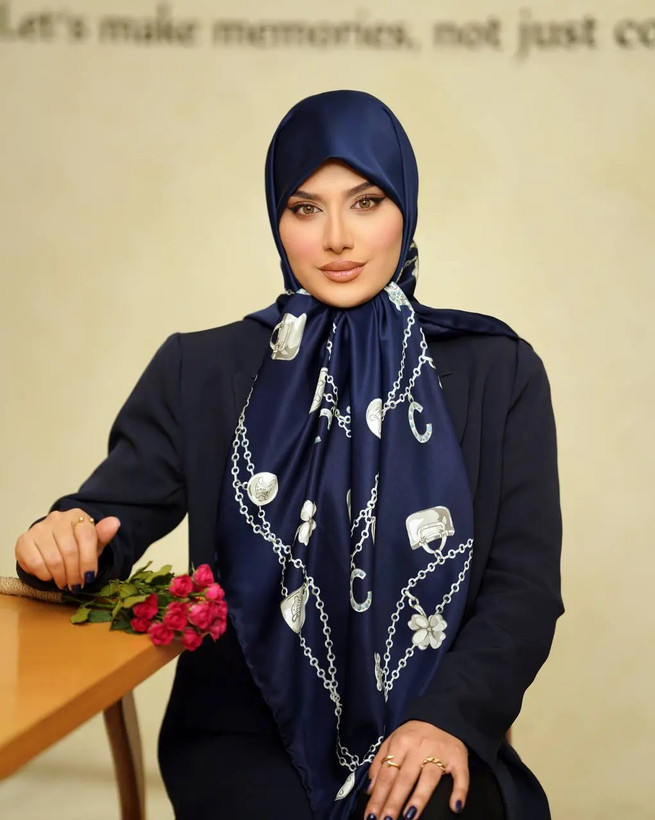 روسری زنانه ابریشم توییل وارداتی قواره ۱۴۰ زنجیری سرمه ای