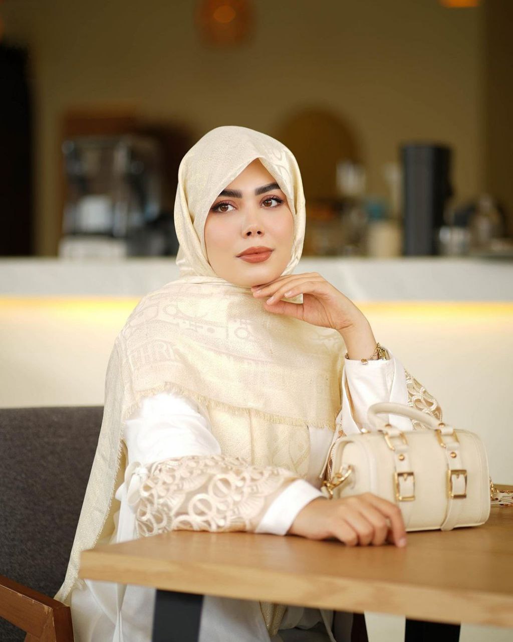 روسری ابریشم ژاکارد لمه وارداتی دورو طرح دیور قواره ۱۴۰ دورریش
